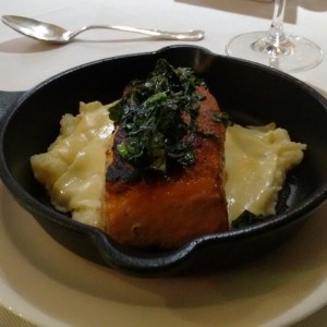 Salmón estofado con alcachofa en cama de puré de papa