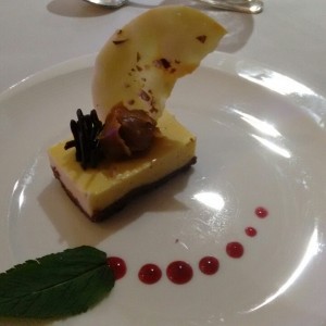 Trilogía de maracuyá, arequipe y brownie