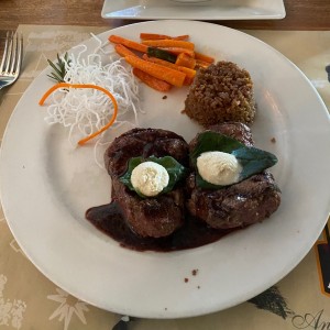 Medallones de Solomito al vino tinto con queso azul