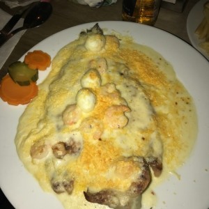 trucha gratinada con camarones, excelente