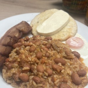 Calentao con chicharrón y huevo 