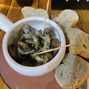 Champiñones al ajillo