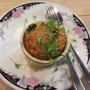 Huevos Cocotte con tomates y pesto