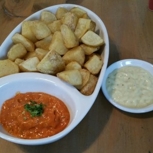 Patatas bravas con alioli 