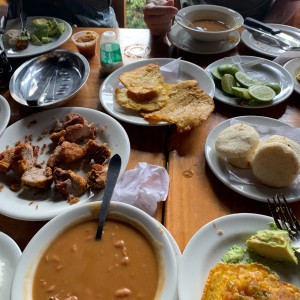 chicharrones frijoles patacones