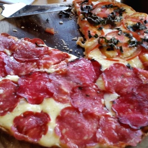 Pizza Margarita y Salami-Hungaro