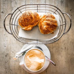 capuchino clasico, croissant de queso campesino