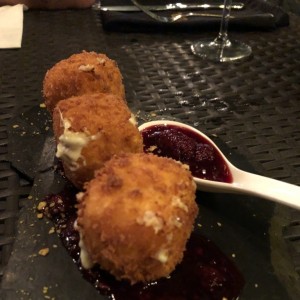 cubos de queso con mermelada de frutos rojos