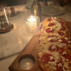 Flatbread de pepperonni con feta
