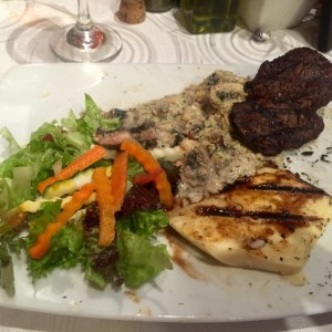 Mixto de carnes con risoto de hongos