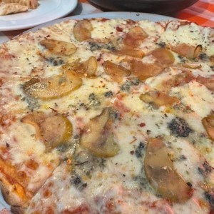 Pizza peras y queso azul 