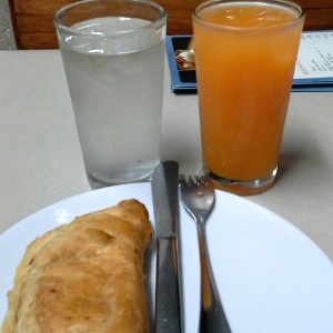 Empanada argentina con jugo de mandarina