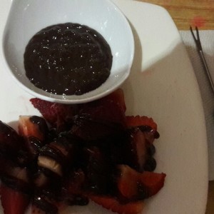 Fresas con salsa de chocolate pimienta dulce.