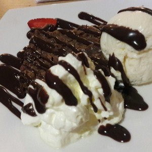 Brownie con helado.