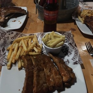 Costillas bañadas en reducción de cerveza artesanal negra