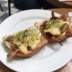 Huevos Benedictos