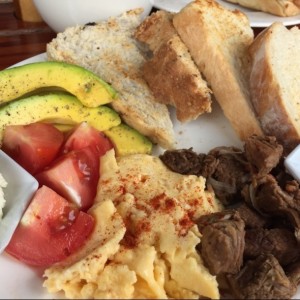 Desayuno especial con carnitas a fuego lento 