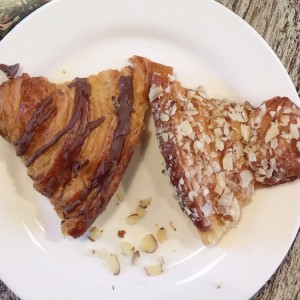 Croissant chocolate y almendras! 
