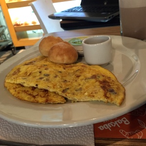 Desayuno omelette con maiz