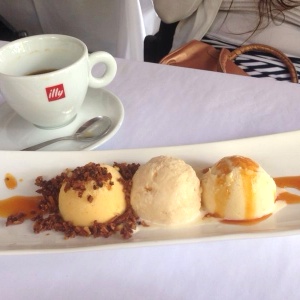 Helados artesanales (mango y maracuya von crocantes de coco, grand marnier y rosas, lichies con salsa de maracuya)