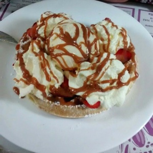 Gofre de fresas con arequipe