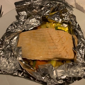 Salmon al cartucho en cama de vegetales 