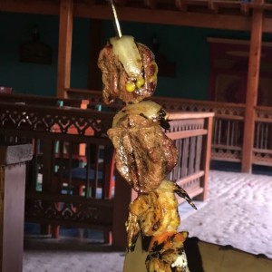 pincho de carne y langostinos