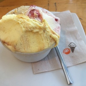 Helado de panettone, creme brulee y cereza italiana