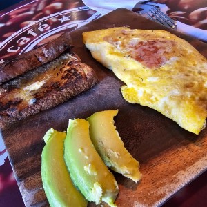 omelete con tostadas francesas 