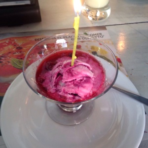Sopa de frutos rojos con helado