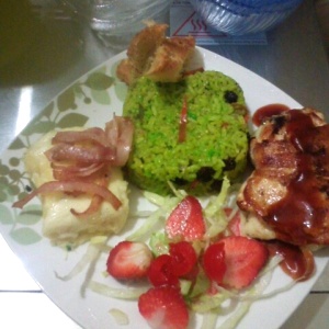 Arroz verde y cordon bleu