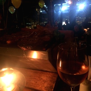 Parrillada carbon de mi tierra con copa de vino