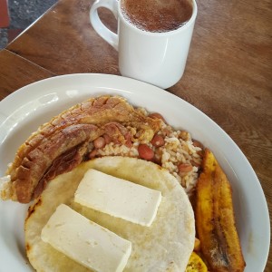 Calentado con chicharrón y chocolate