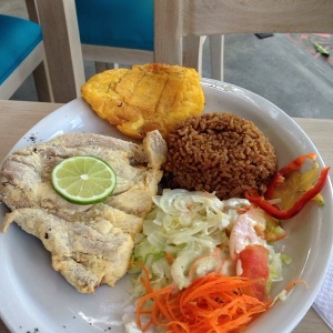 Menu : filete de pescado, arroz con coco, ensalda, patacon, y consome de pescado!
