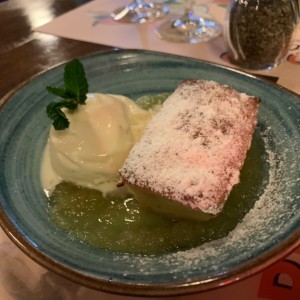 Pastel de manzana con helado