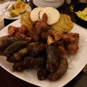 Picada de morcilla, chicharrón y chorizo