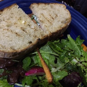 Sanduche cubano con ensalada