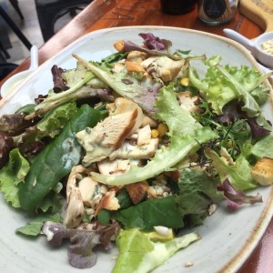 deliciosa y fresca ensalada con variedad de hortalizas, pollo y hongos naturales