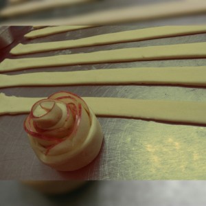rosas de hojaldre con manzana y canela
