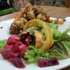 Pollo en salsa con ensalada 
