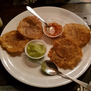 Tostones con Recao y Guacamole