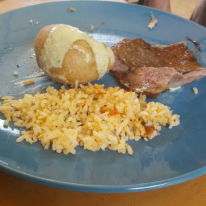 Solomillo, papa al vapor y arroz 