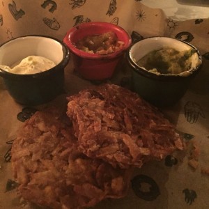 patacones con hogao y guacamole