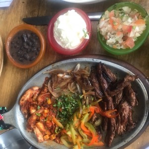 fajitas de carne asada y pollo al pastor