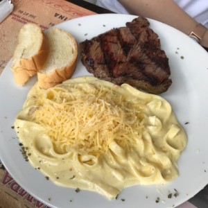Combinado con salsa alfredo y punta de anca