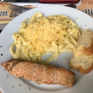 fetuchini con cuatro quesos y salmon
