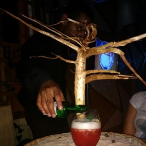 el mesero sirviendo el coctel