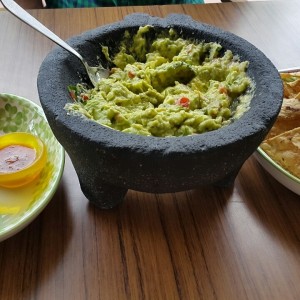 Guacalome en la mesa