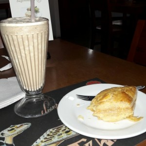 Malteada de chocolate y pastel de queso