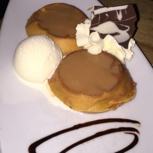 Mini Waffles c Arequipe y Helado de Vainilla